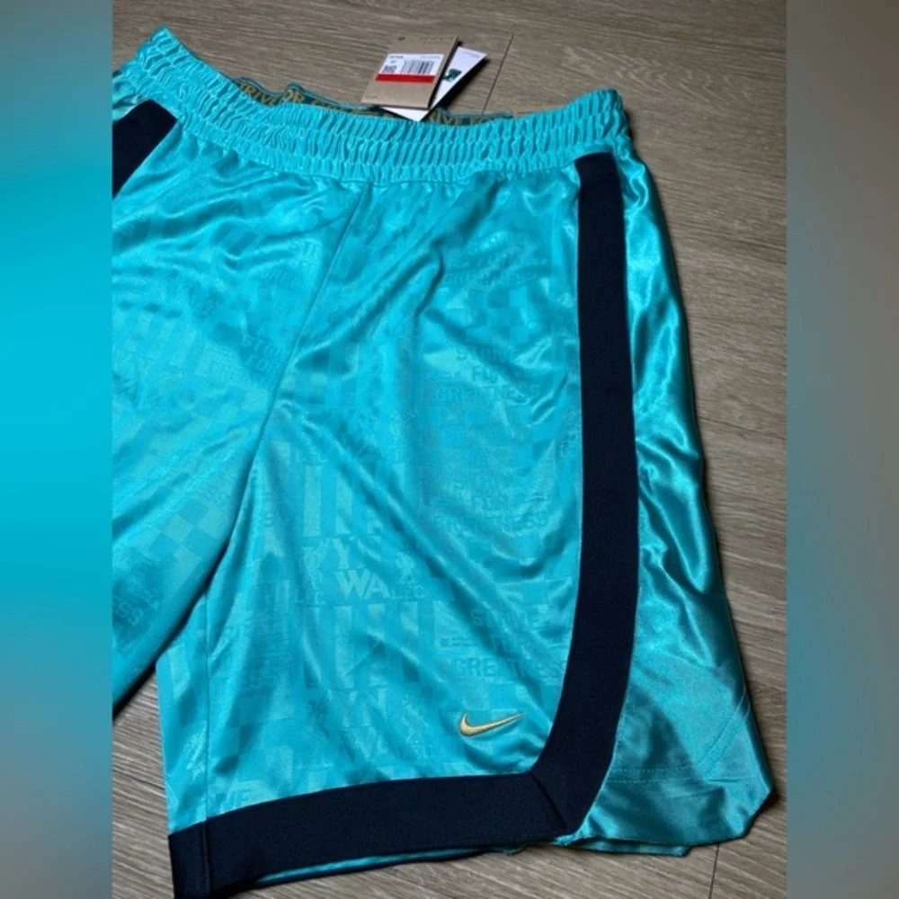 Men LARGE Nike LeBron x Liverpool FC Dri-FIT DNA 8